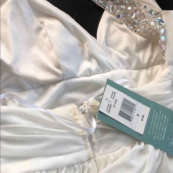 This is a short prom ivory dress size 9 never worn - Picture 5 of 5
